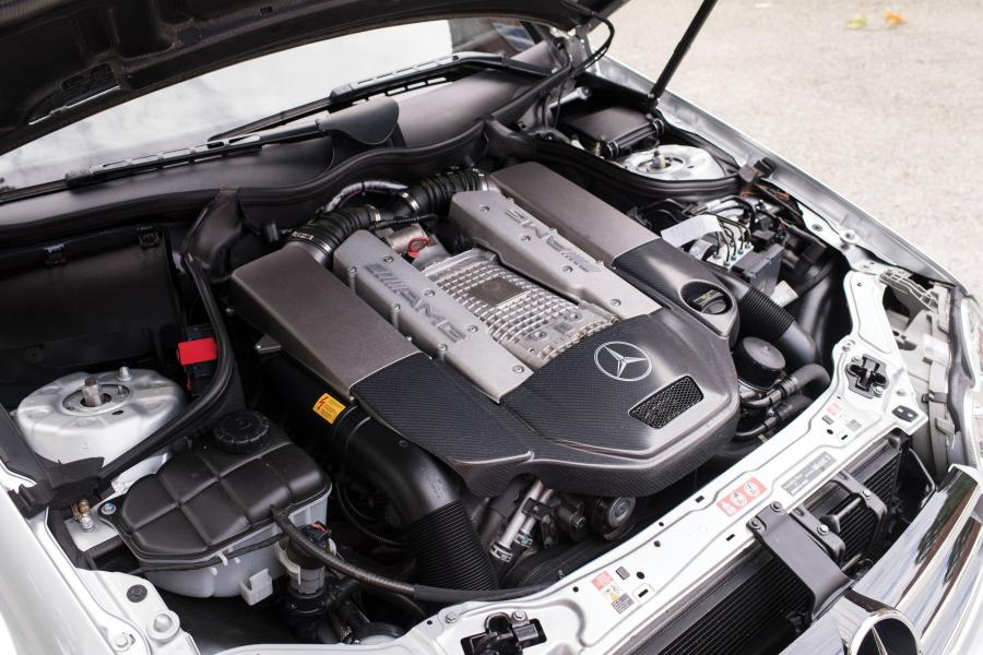 Моторный отсек Mercedes-Benz CLK-Class AMG DTM Cabriolet (A209) 2006 года  (фото 18 из 58)